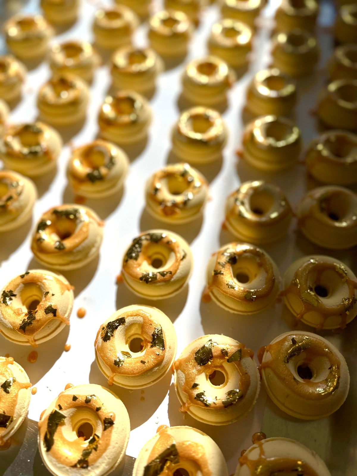 Special donut shape bath bomb with gold flake for cleopatra golden pedicure