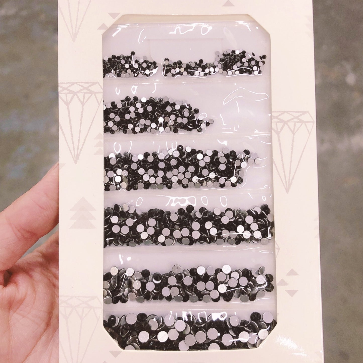 Crystal Flatback Mixed Size Nail Art Rhinestones - Black Approximately 1440pcs per bag of crystal round gems. Size: SS4 to SS14.