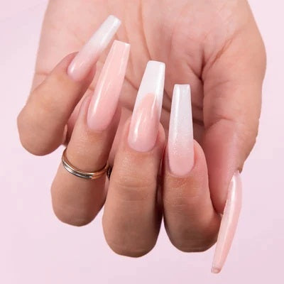 This silky-smooth formula has self-leveling properties and superior adhesion to make your nails last for weeks without lifting.